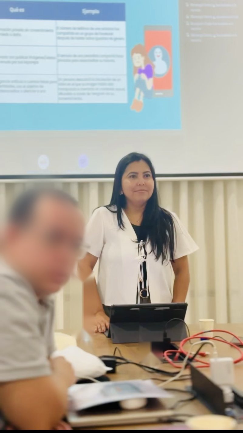 Cindy Ballestas dirigiendo una sesión de formación